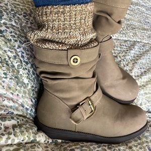 Taupe Mukluk Slouchy boots size 8